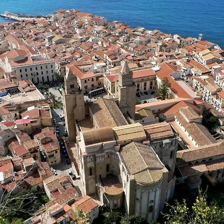 Via Mandralisca Super Central * Cefalù